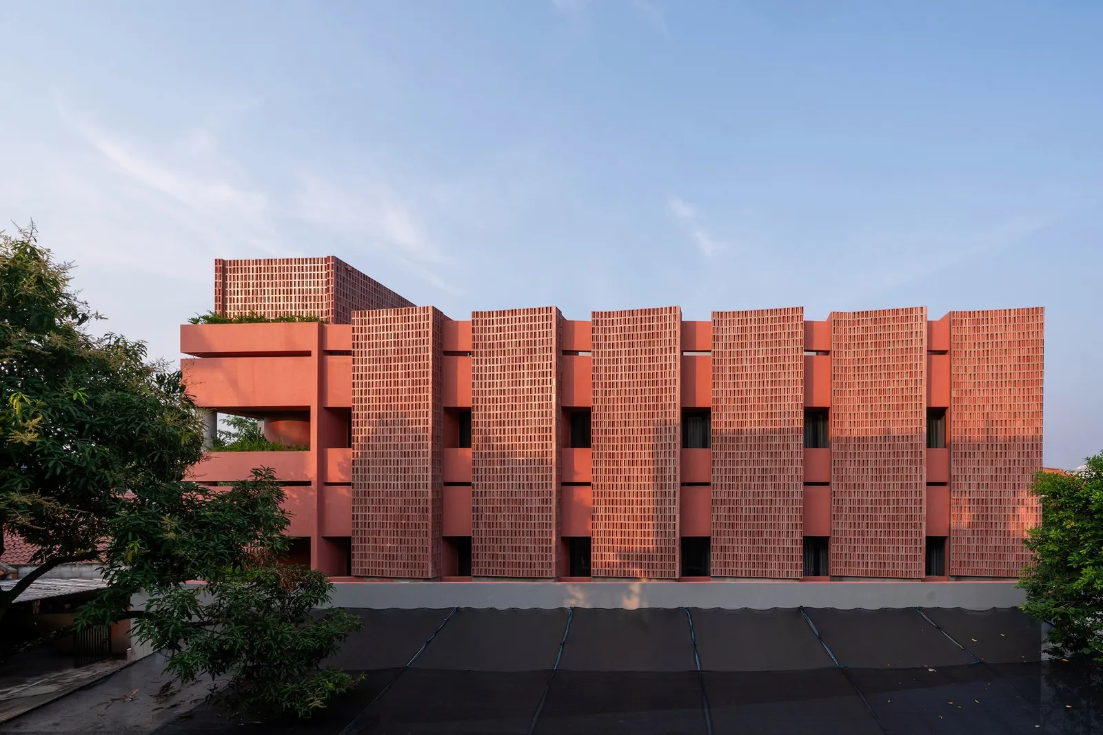 Anir Guest House / Tamara Wibowo Architects