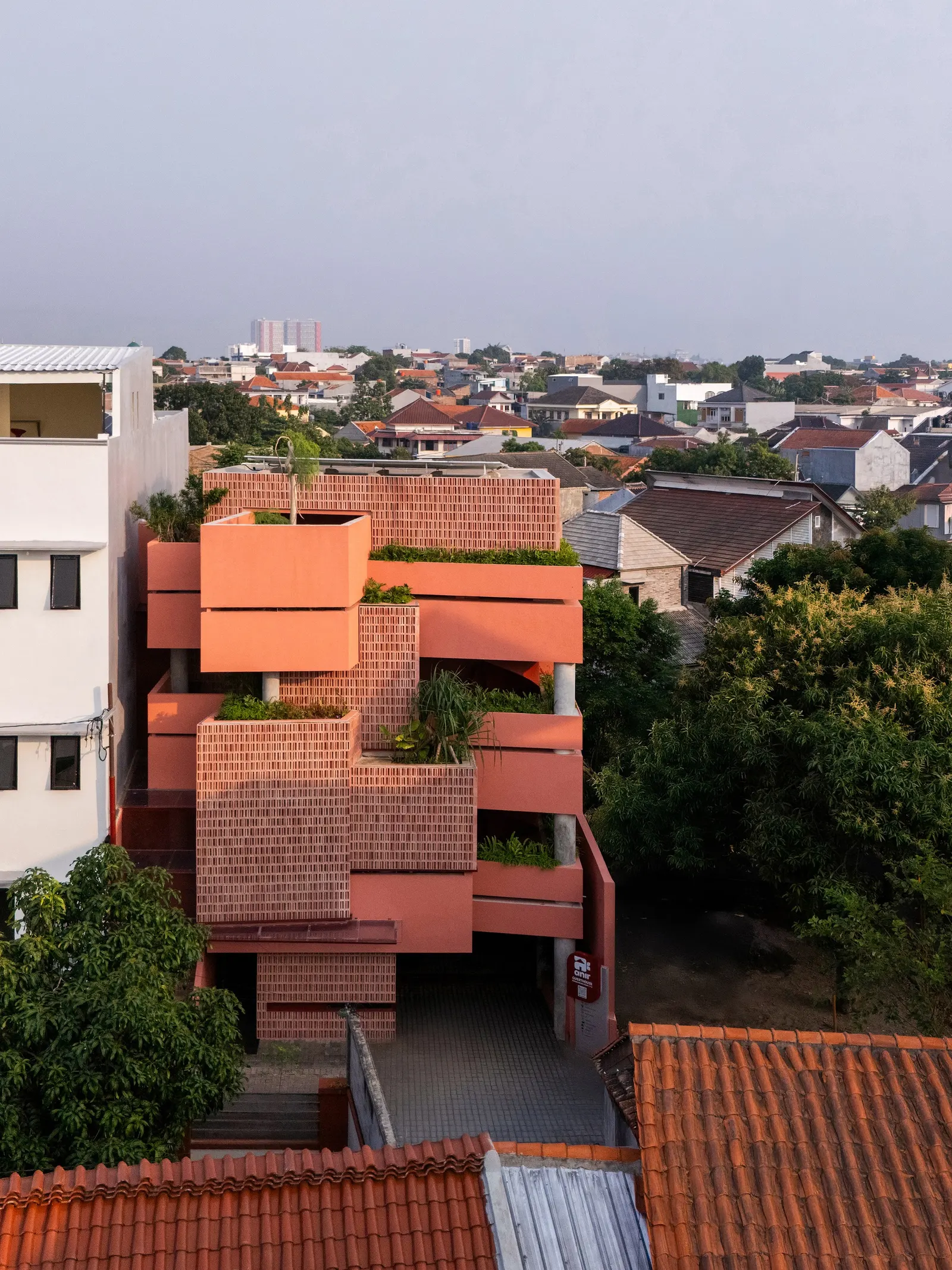 Anir Guest House / Tamara Wibowo Architects