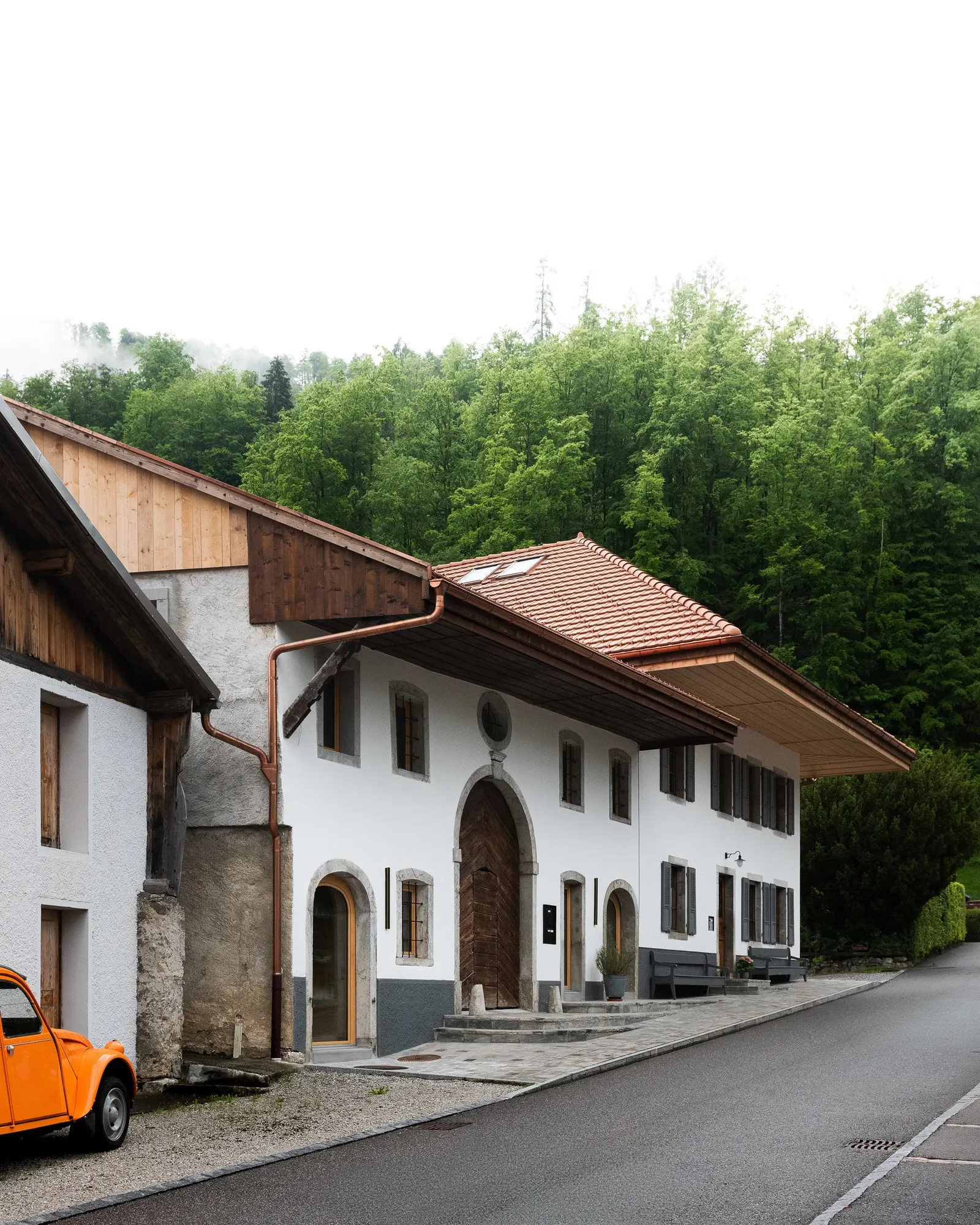 Трансформация фермы XVIII века в Грандвилларе / Bard Yersin Architectes