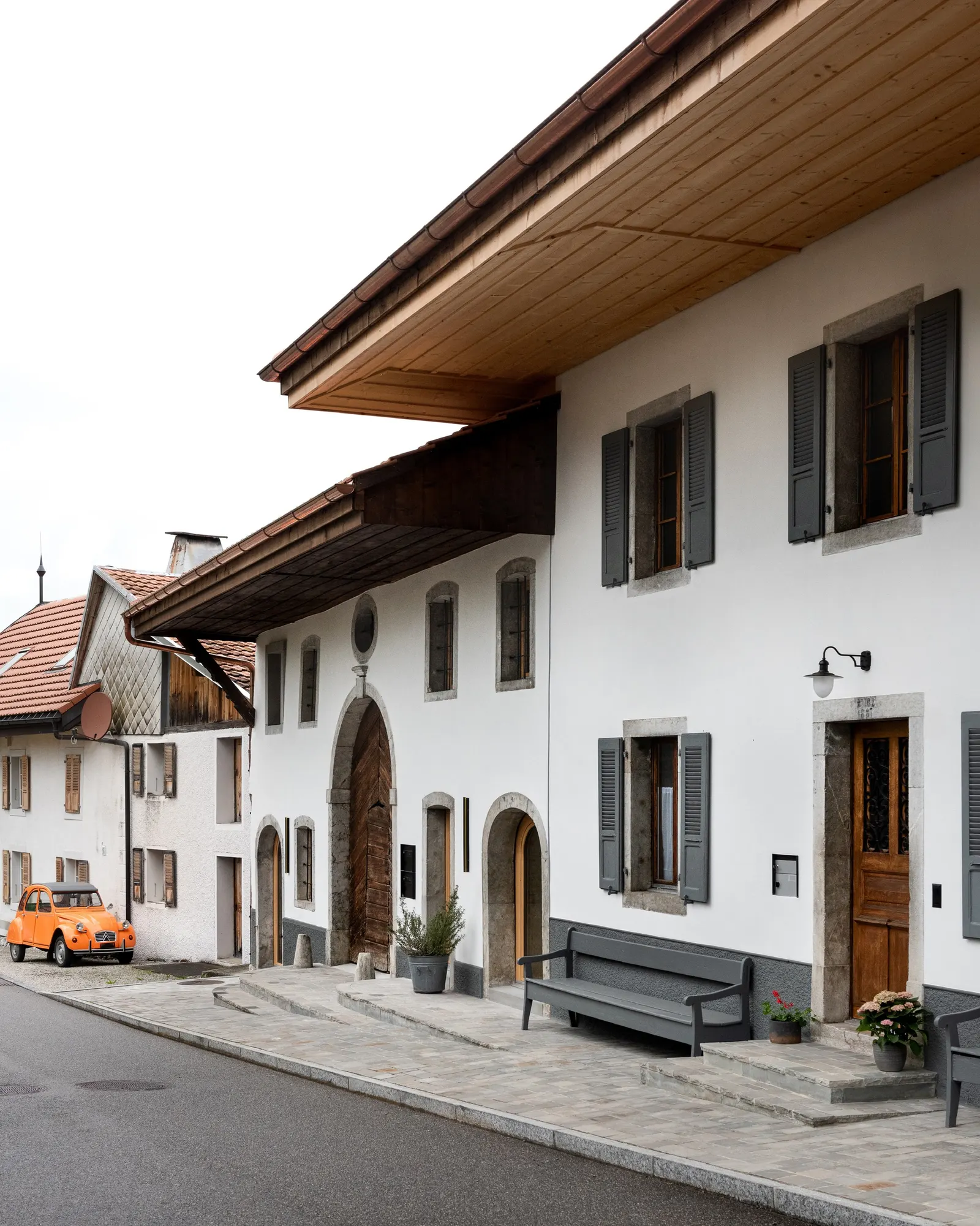 Трансформация фермы XVIII века в Грандвилларе / Bard Yersin Architectes