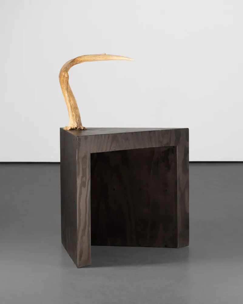 «50 Chairs at Christie’s» в Beverly Hills: как дизайнеры заново изобретают сидение
