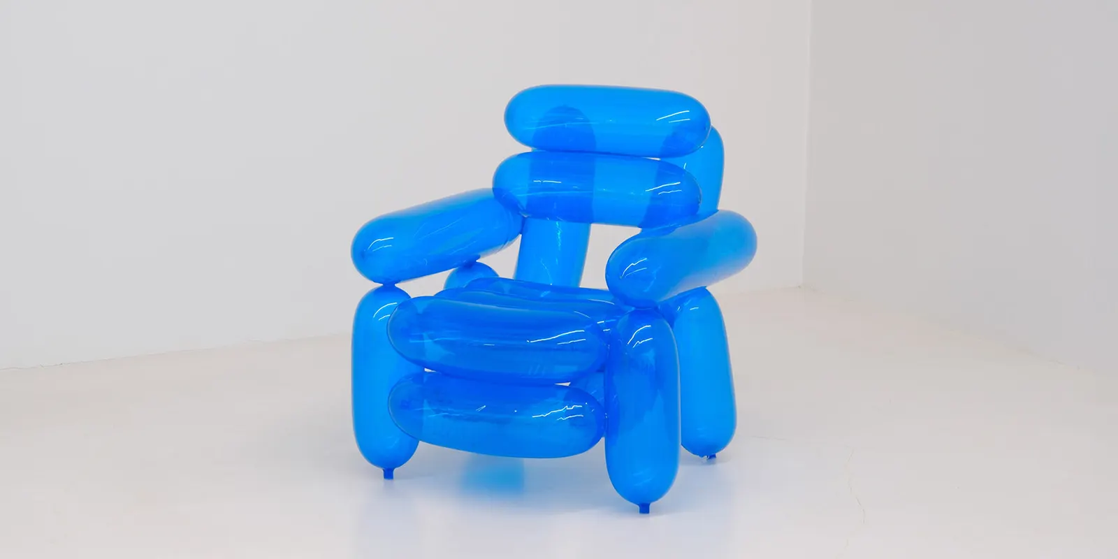 «50 Chairs at Christie’s» в Beverly Hills: как дизайнеры заново изобретают сидение