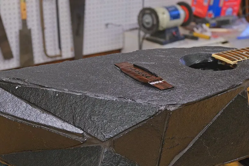 Что звучит как гитара, если сделать её из камня? BeBeau Builds собрал инструмент из 18 сланцевых деталей