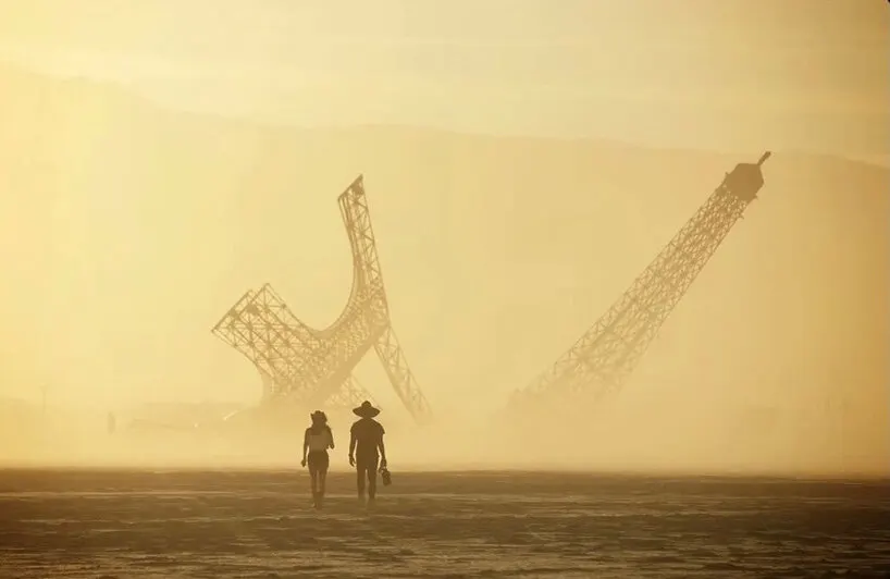 Разбитая Эйфелева башня в пустыне Невады: инсталляция Philippe Maindron для Burning Man 2026