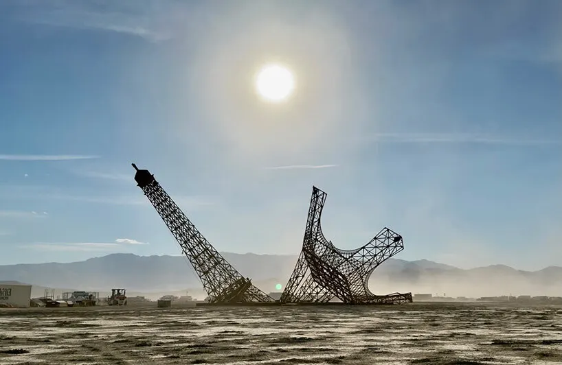 Разбитая Эйфелева башня в пустыне Невады: инсталляция Philippe Maindron для Burning Man 2026