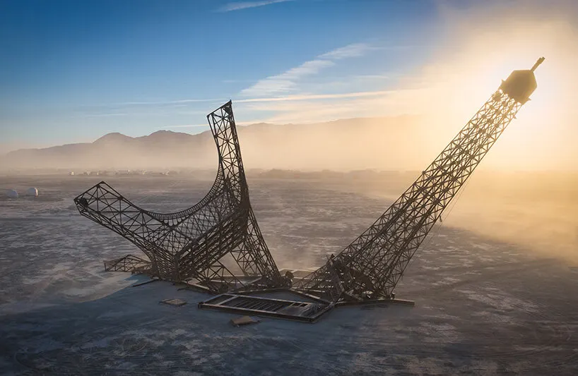 Разбитая Эйфелева башня в пустыне Невады: инсталляция Philippe Maindron для Burning Man 2026
