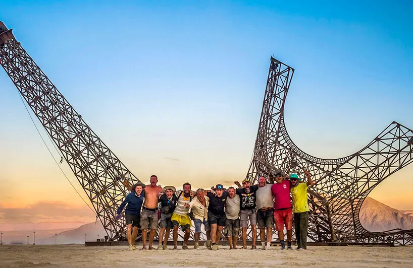 Разбитая Эйфелева башня в пустыне Невады: инсталляция Philippe Maindron для Burning Man 2026