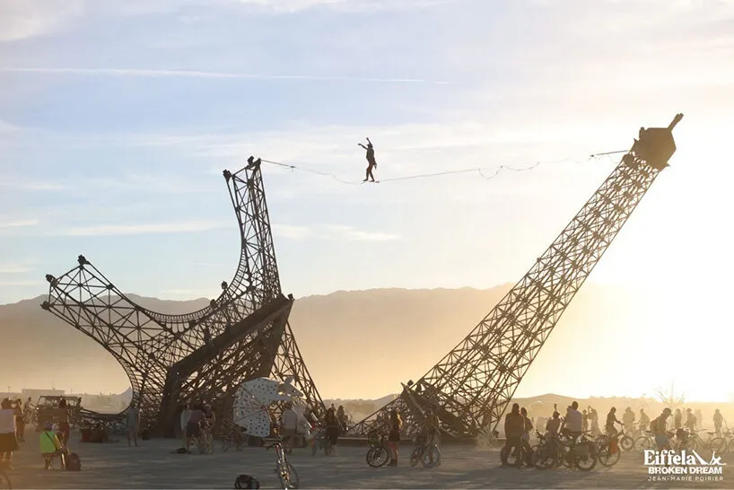 Разбитая Эйфелева башня в пустыне Невады: инсталляция Philippe Maindron для Burning Man 2026