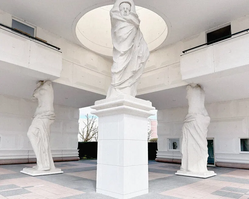 Les Caryatides в Guyancourt: постмодернистский жилой комплекс Manuel Núñez Yanowsky