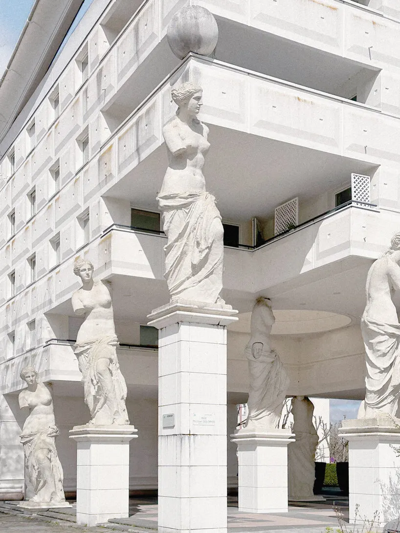 Les Caryatides в Guyancourt: постмодернистский жилой комплекс Manuel Núñez Yanowsky