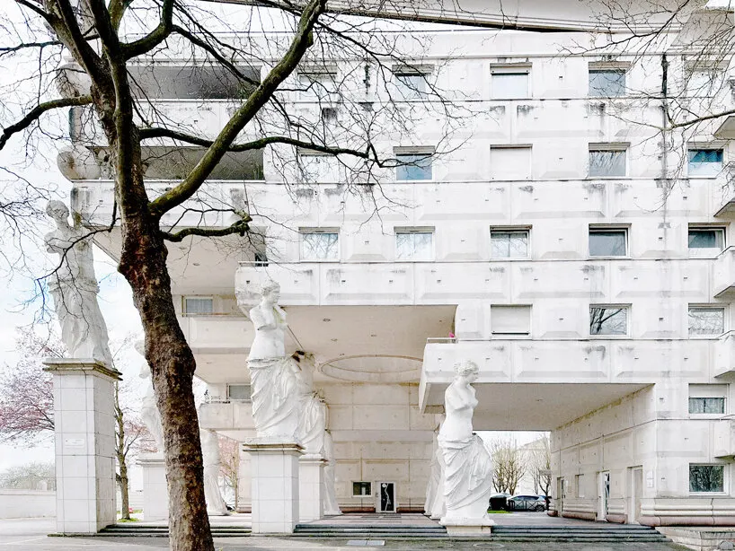 Les Caryatides в Guyancourt: постмодернистский жилой комплекс Manuel Núñez Yanowsky