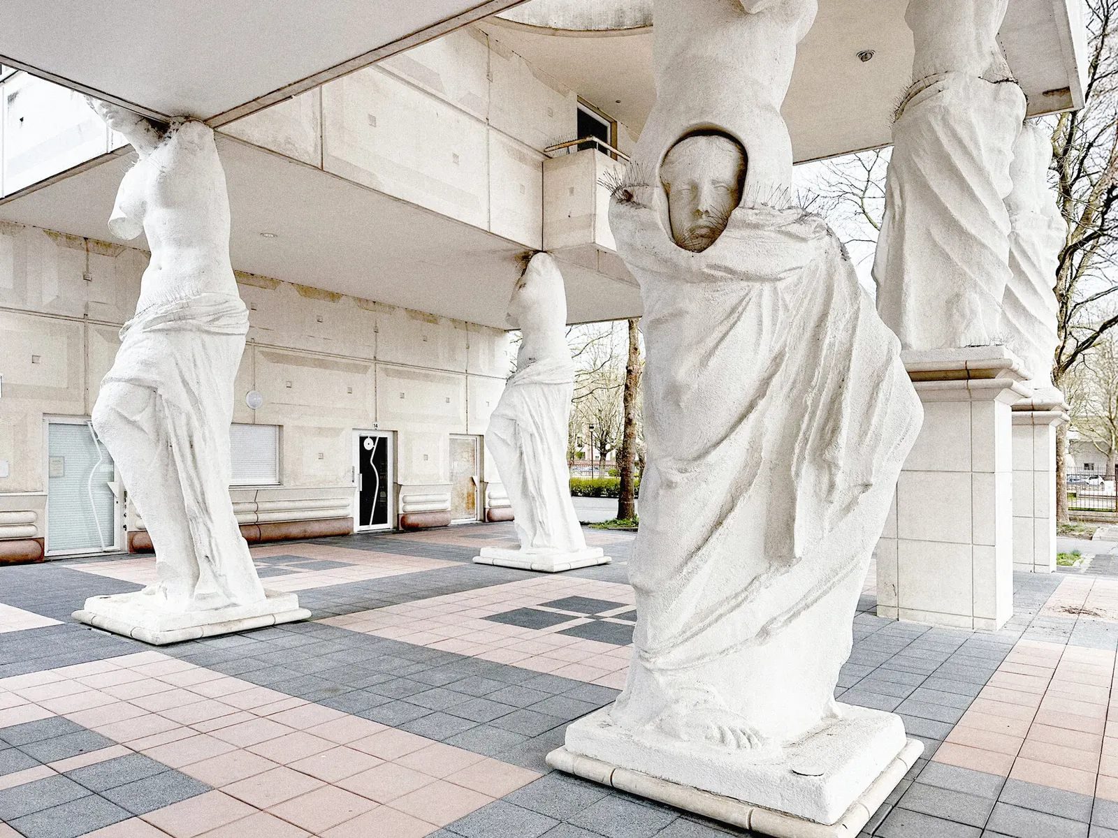 Les Caryatides в Guyancourt: постмодернистский жилой комплекс Manuel Núñez Yanowsky