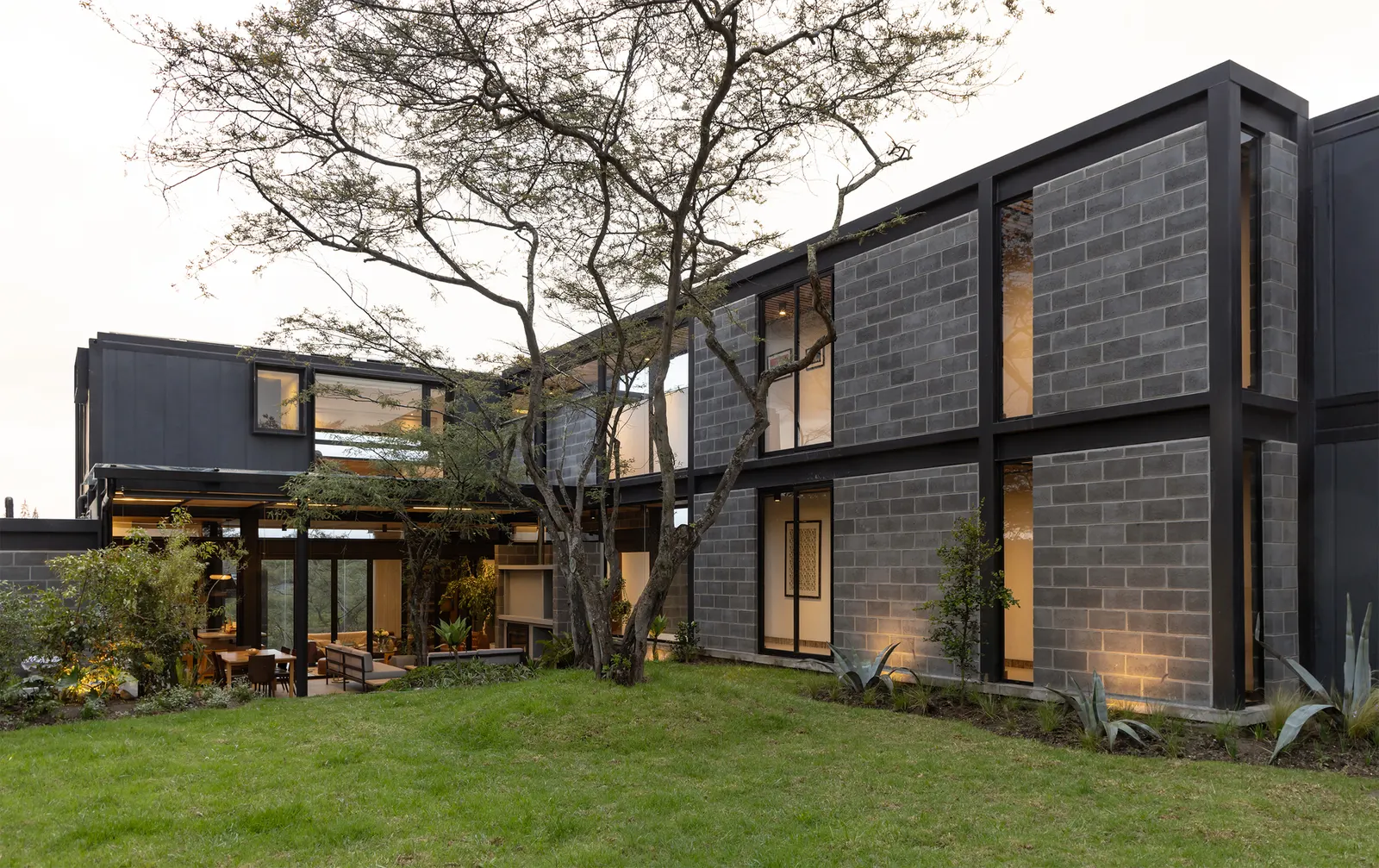 Casa Circular / Ignacio Muñoz — дом в Кито, собранный из шести бывших рефрижераторных контейнеров