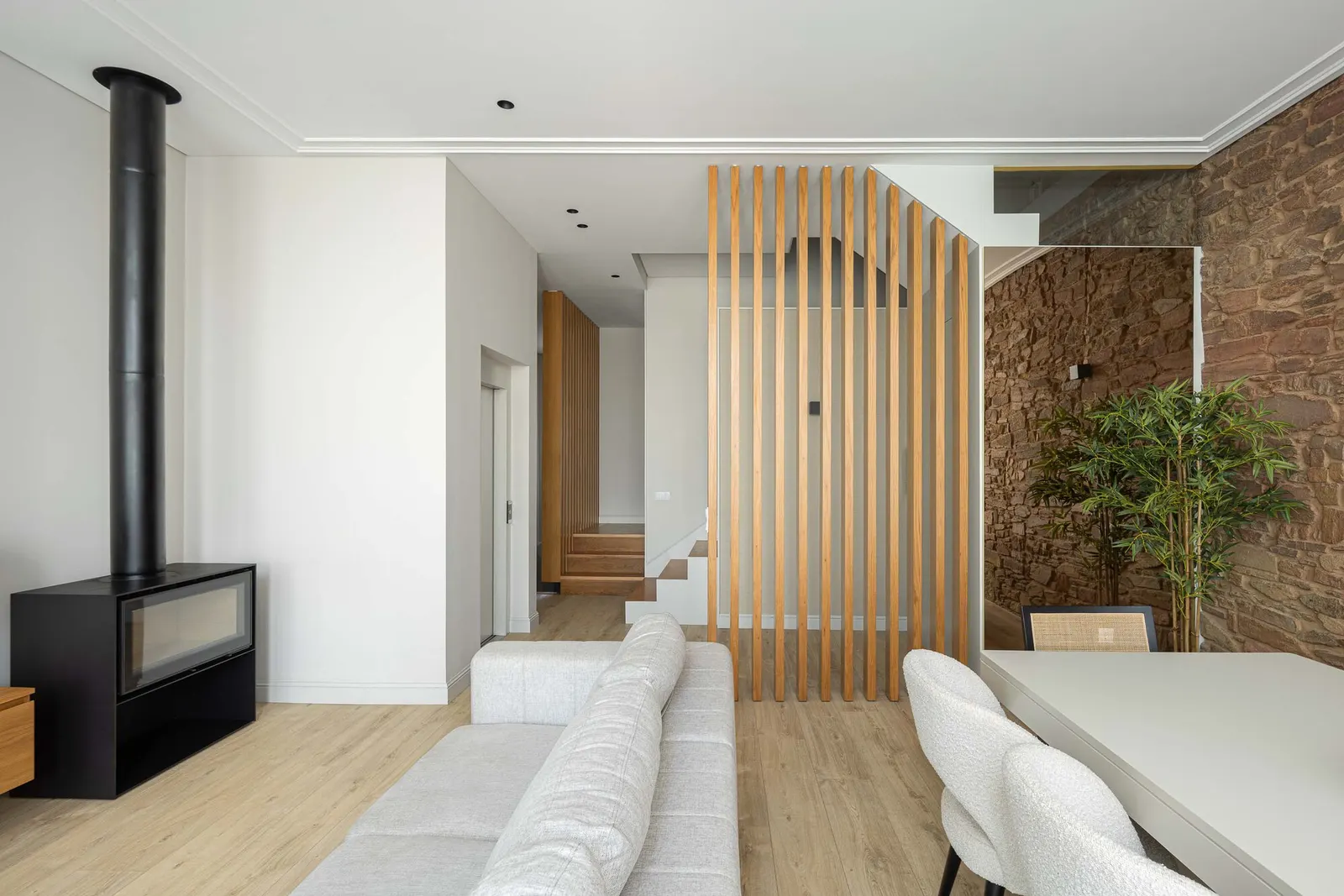 Parque IV House в Санту-Тирсу: реконструкция дома, утратившего устойчивость и качество