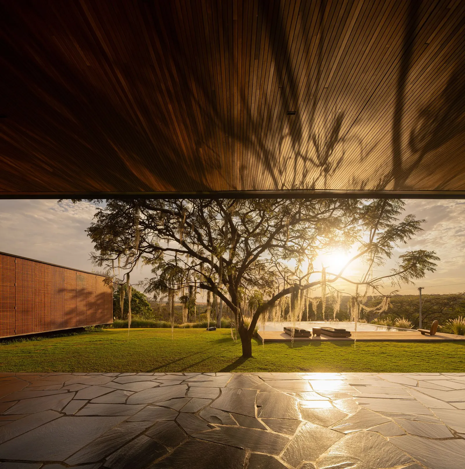 Casa Muxarabi / mf+arquitetos