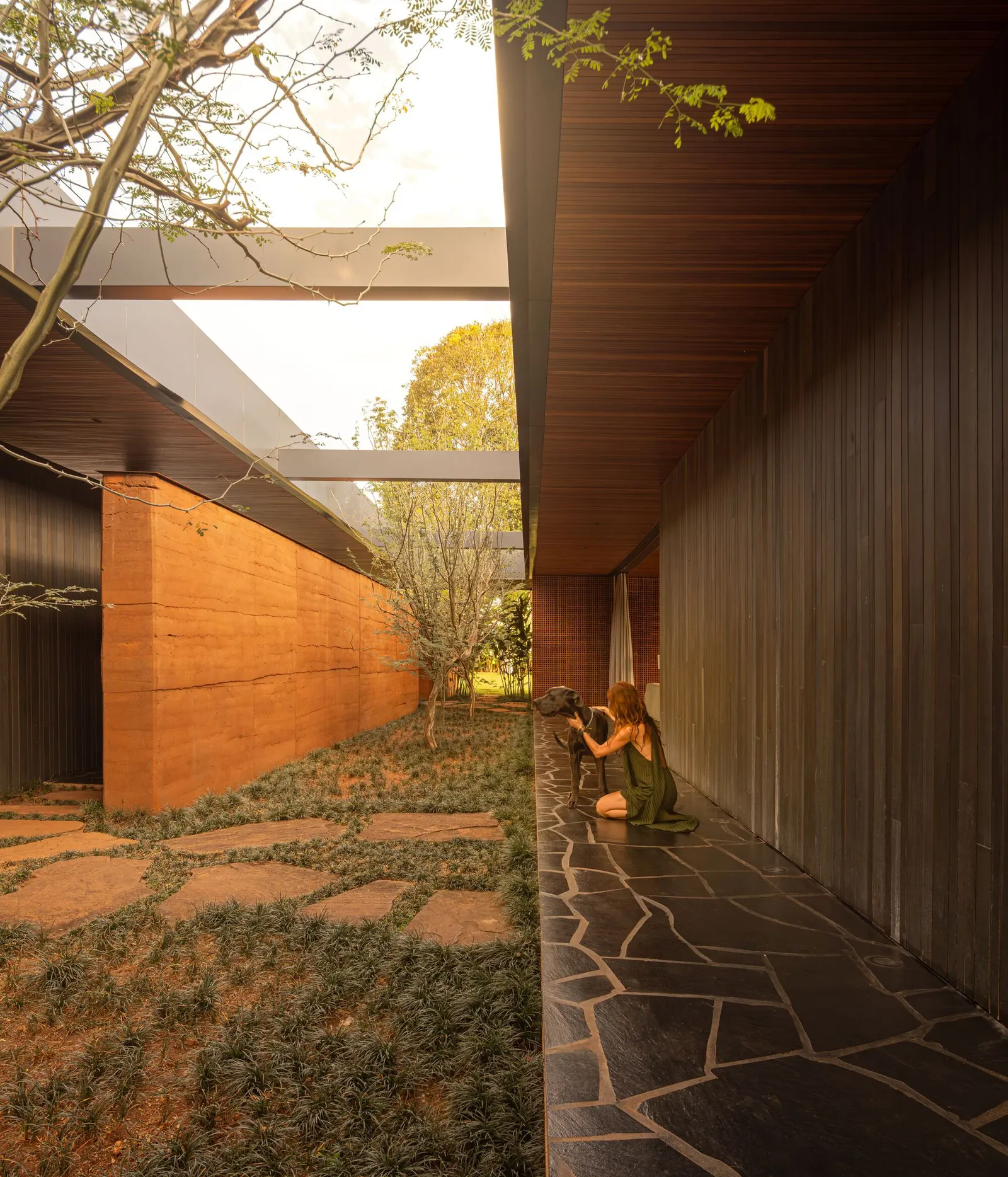 Casa Muxarabi / mf+arquitetos