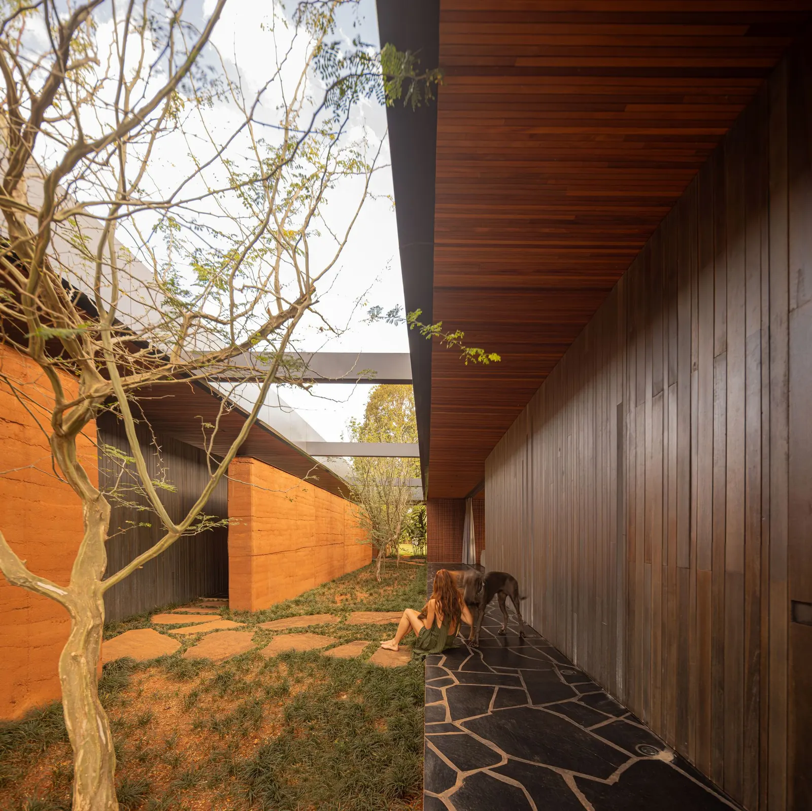 Casa Muxarabi / mf+arquitetos