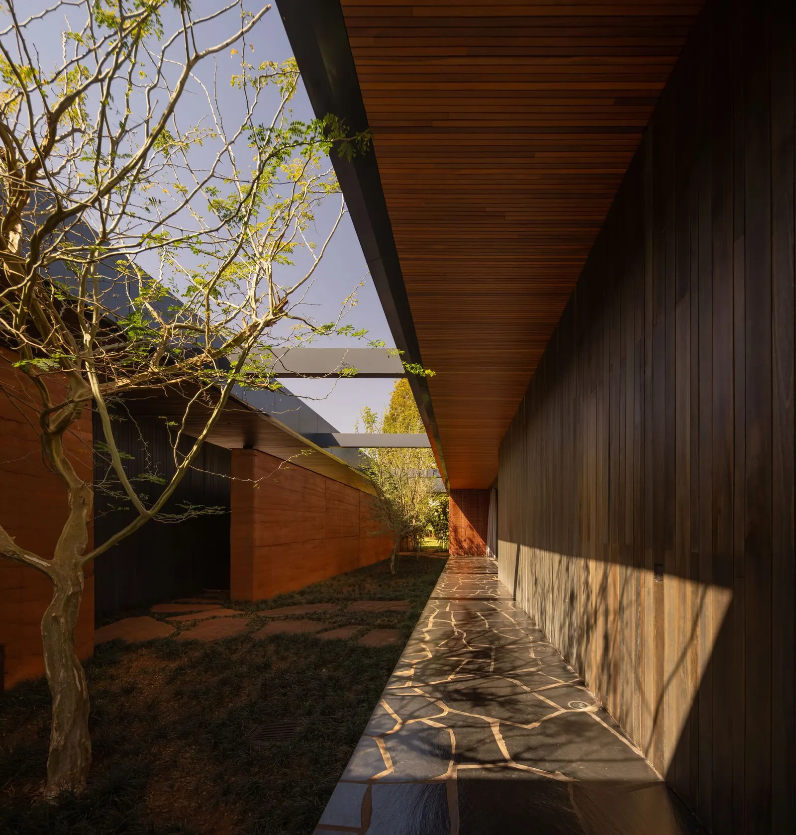 Casa Muxarabi / mf+arquitetos