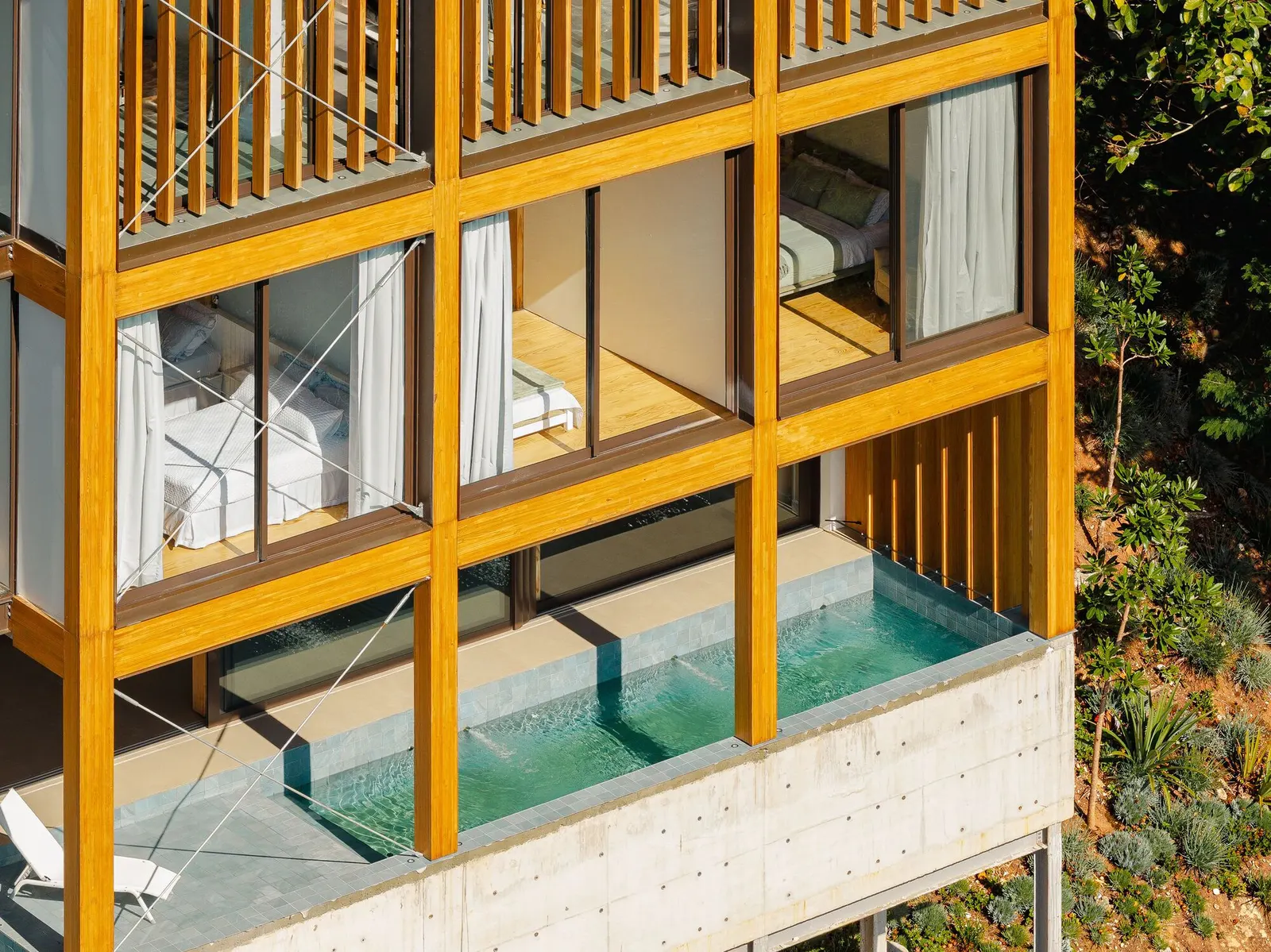 Дом Rouxinol в Жакареи: проект Sergio Sampaio Archi + Tectônica на сложном участке с уклоном и ценными деревьями