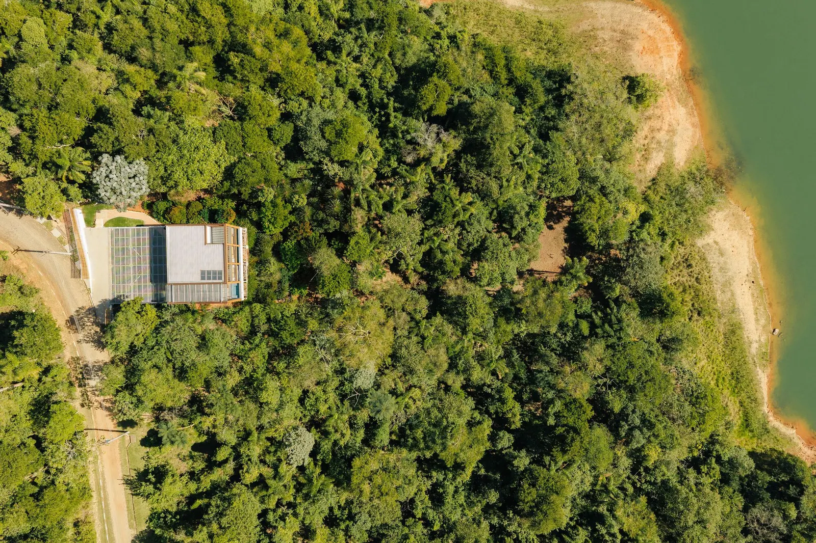 Дом Rouxinol в Жакареи: проект Sergio Sampaio Archi + Tectônica на сложном участке с уклоном и ценными деревьями