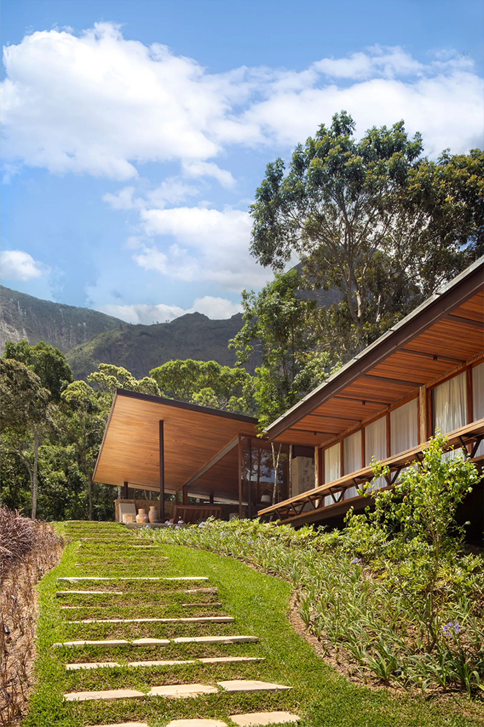 Casa Pedra Azul / Escala Arquitetura