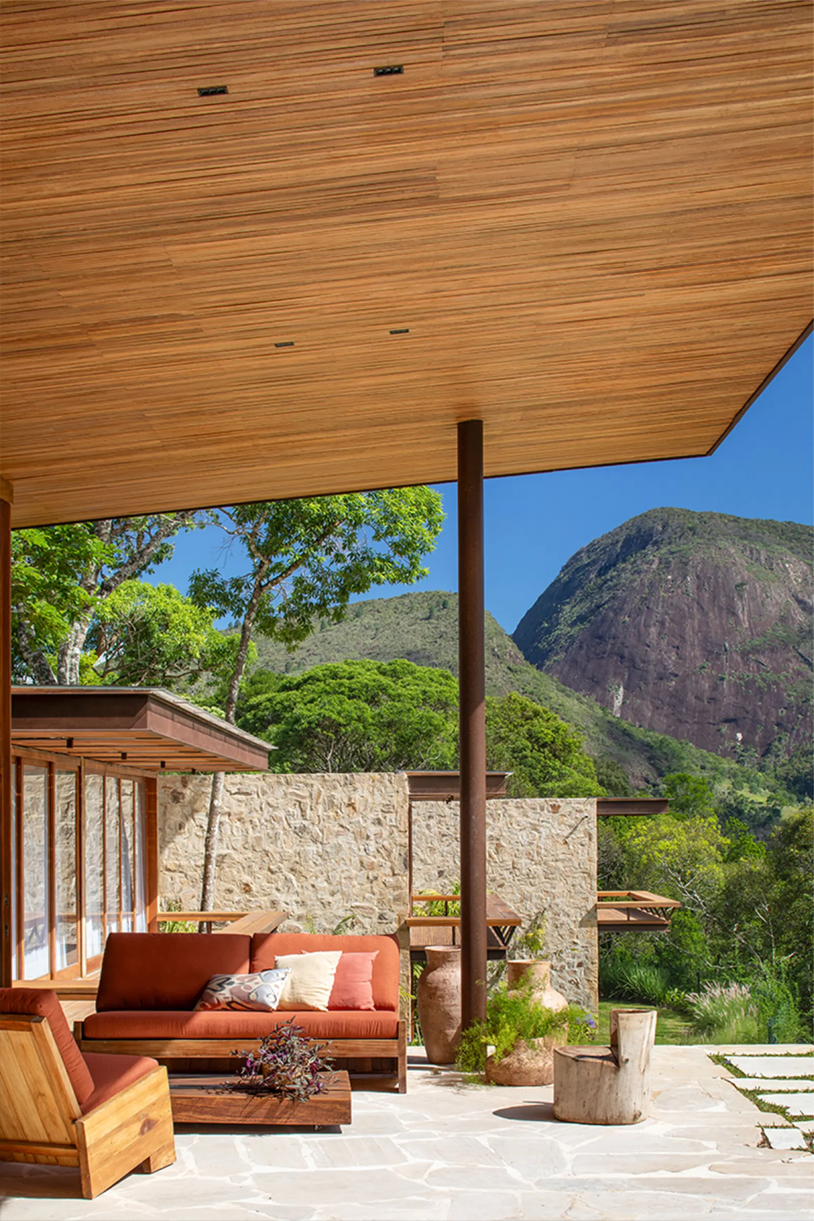 Casa Pedra Azul / Escala Arquitetura