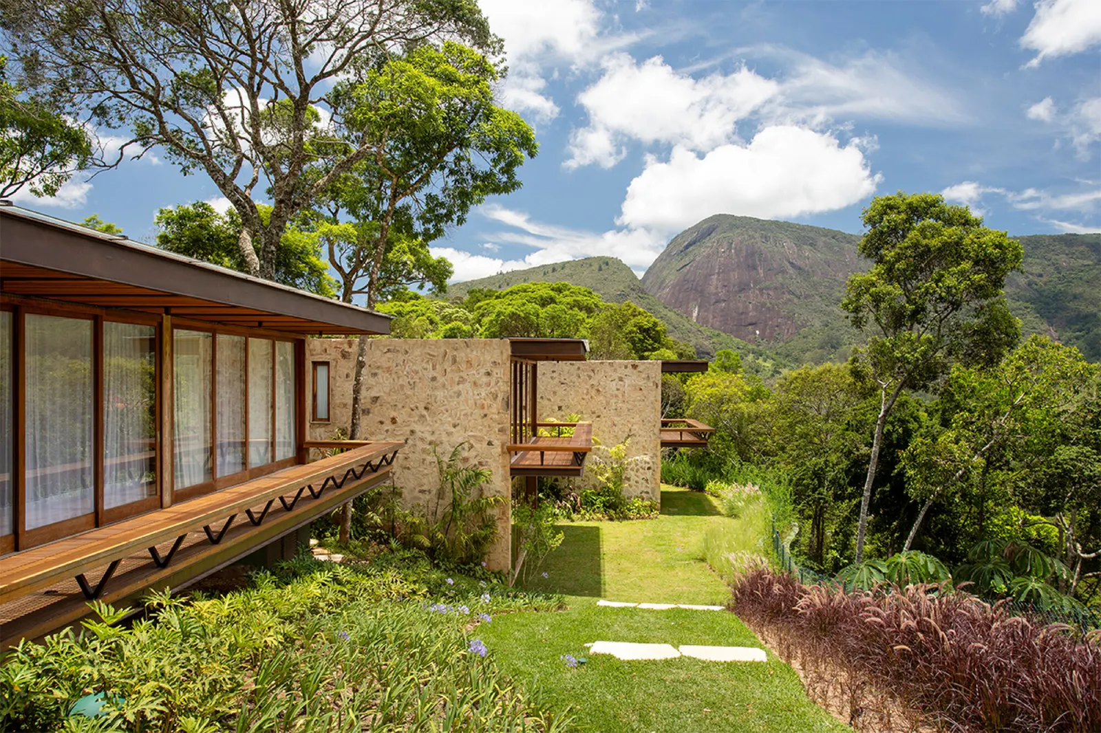 Casa Pedra Azul / Escala Arquitetura