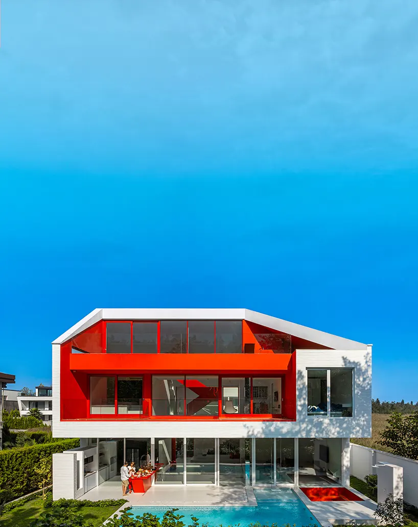 CORNER Villa в северном Иране: белый кирпич, персидско-красные пустоты и скатная крыша