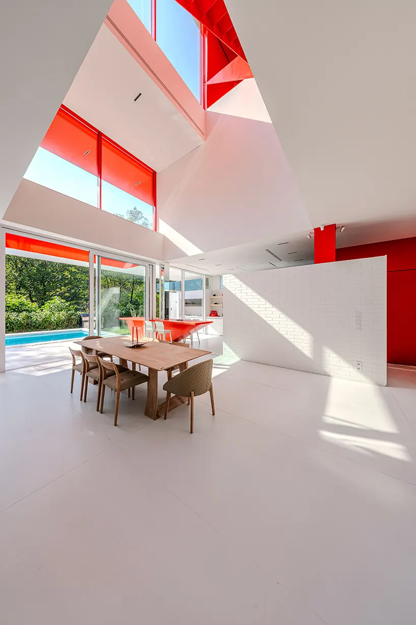 CORNER Villa в северном Иране: белый кирпич, персидско-красные пустоты и скатная крыша