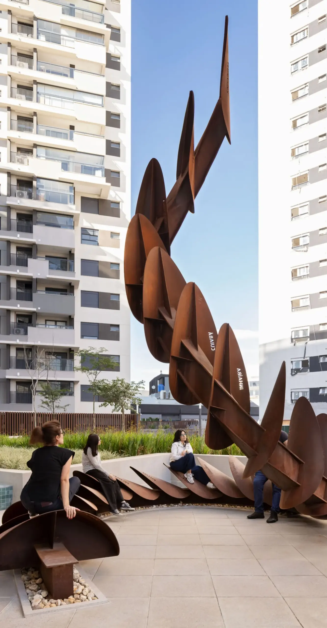 Скульптура Encontros / Estudio Guto Requena