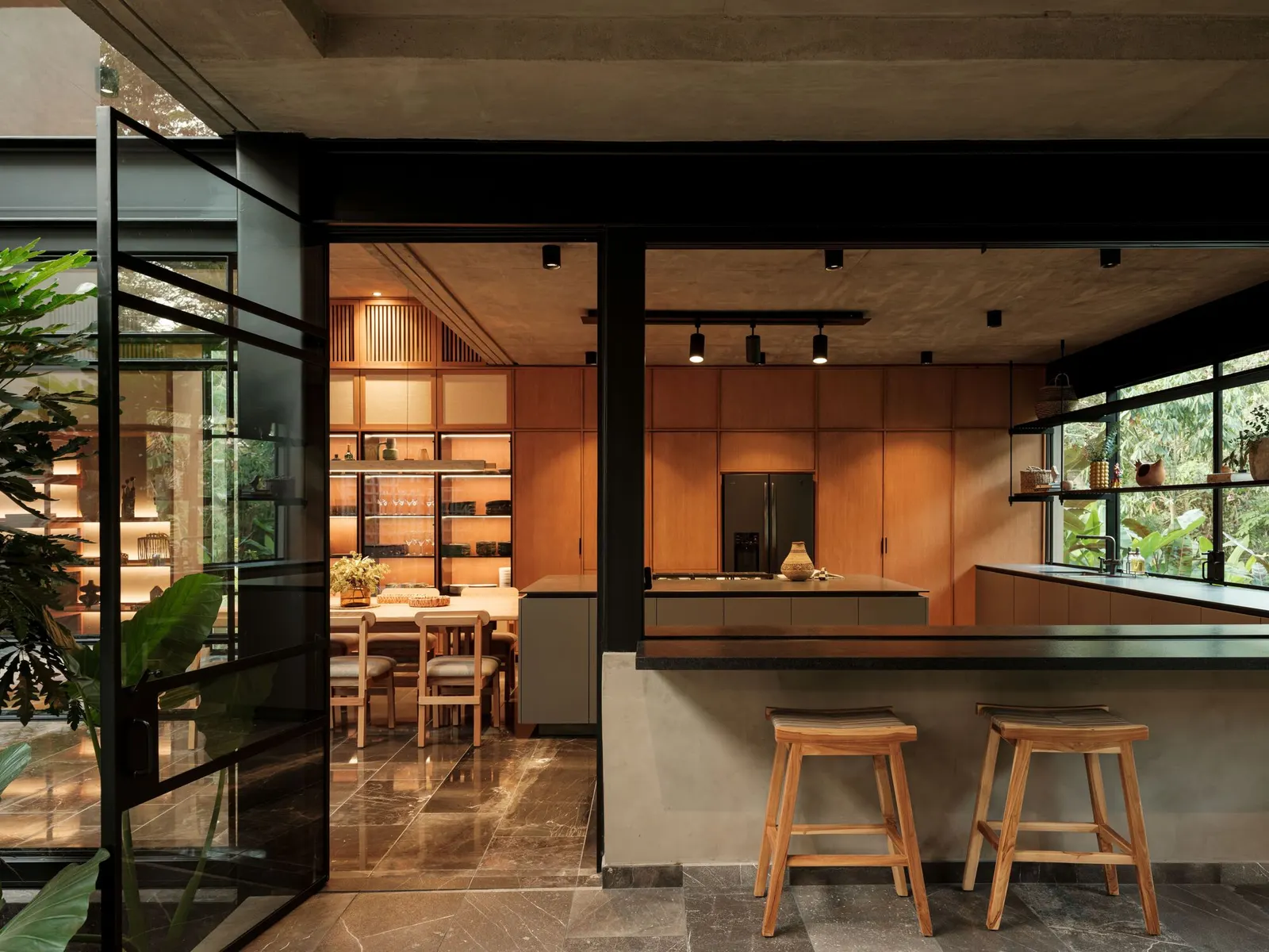 Casa Akina / Di Frenna Arquitectos: сдержанный дом с центральным пустотным ядром в Комале