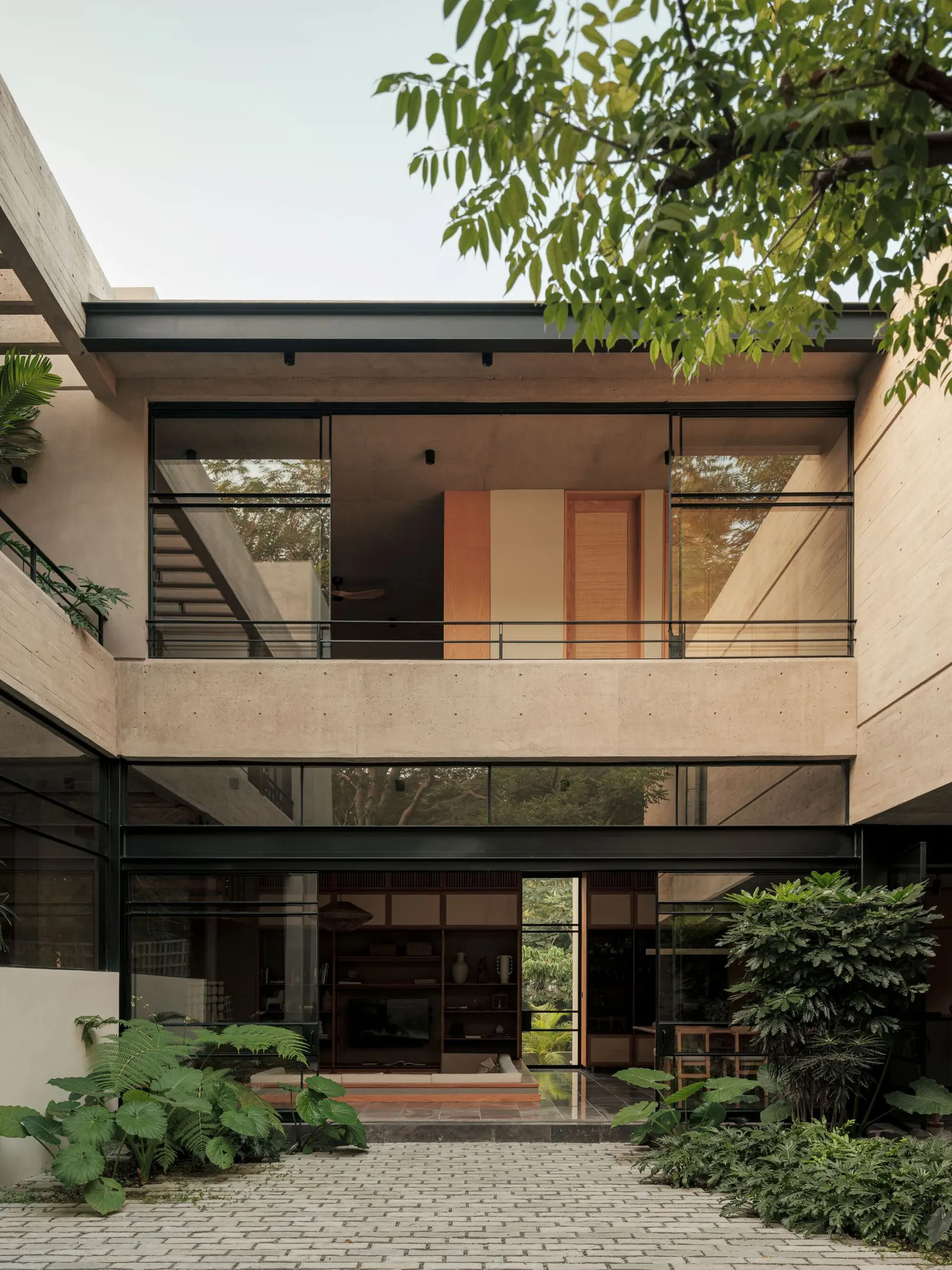 Casa Akina / Di Frenna Arquitectos: сдержанный дом с центральным пустотным ядром в Комале