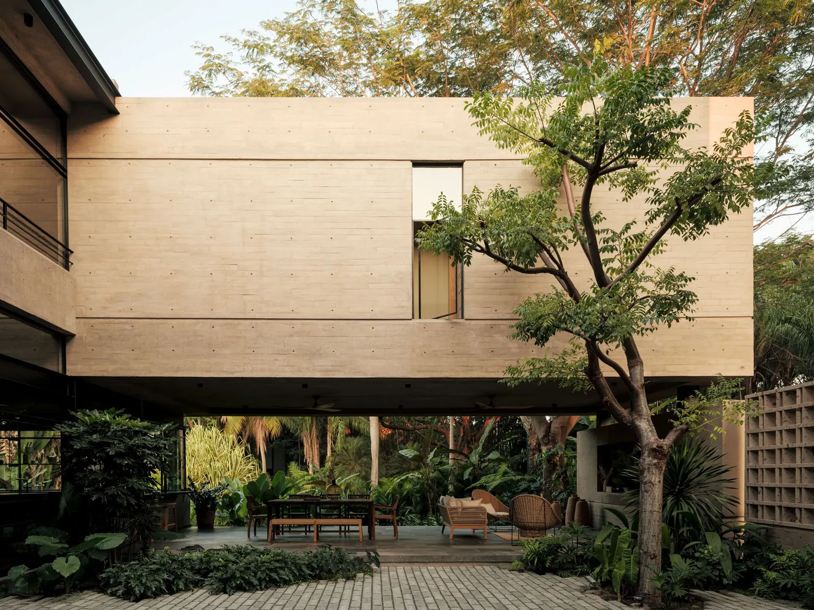 Casa Akina / Di Frenna Arquitectos: сдержанный дом с центральным пустотным ядром в Комале