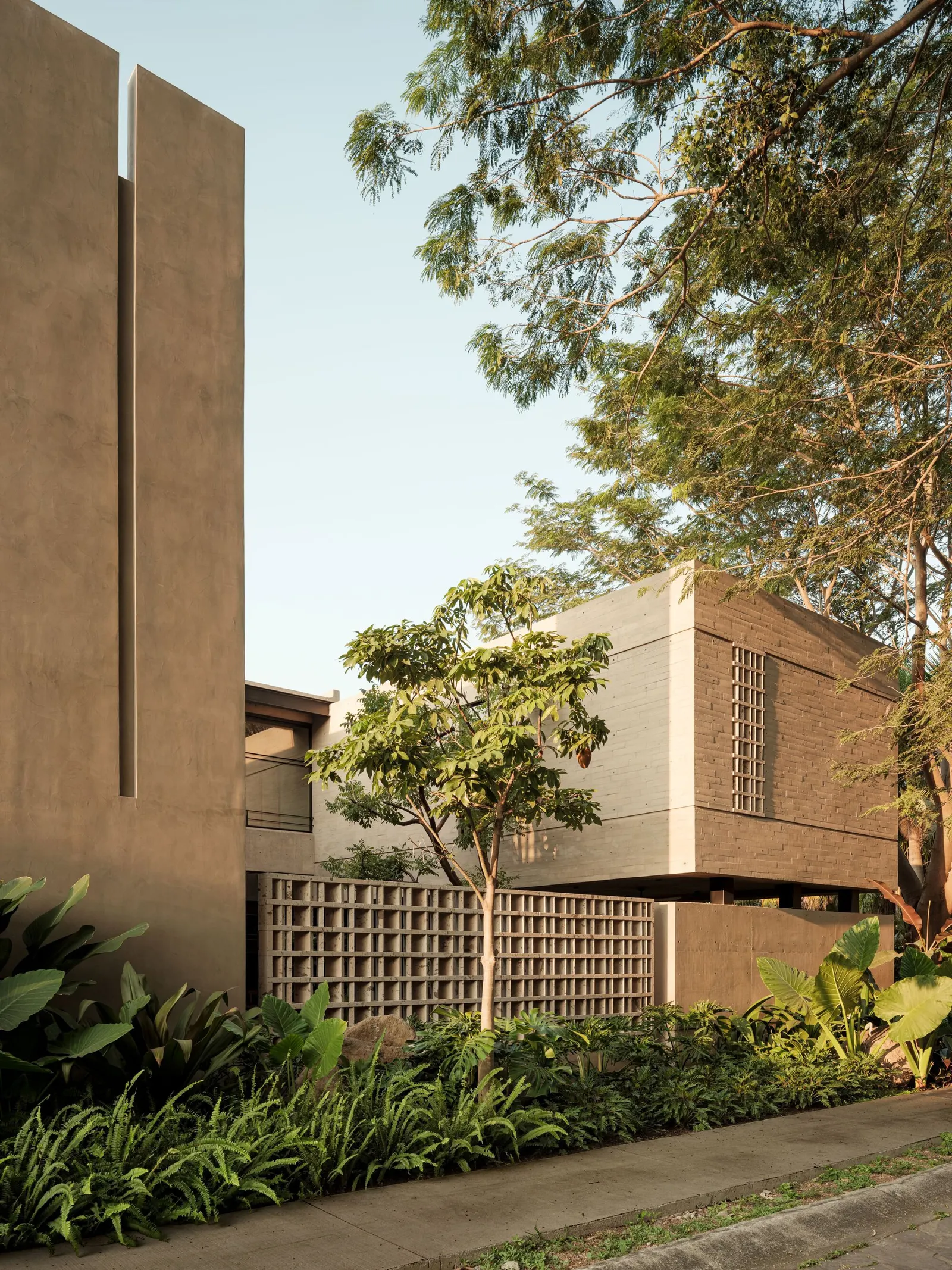 Casa Akina / Di Frenna Arquitectos: сдержанный дом с центральным пустотным ядром в Комале