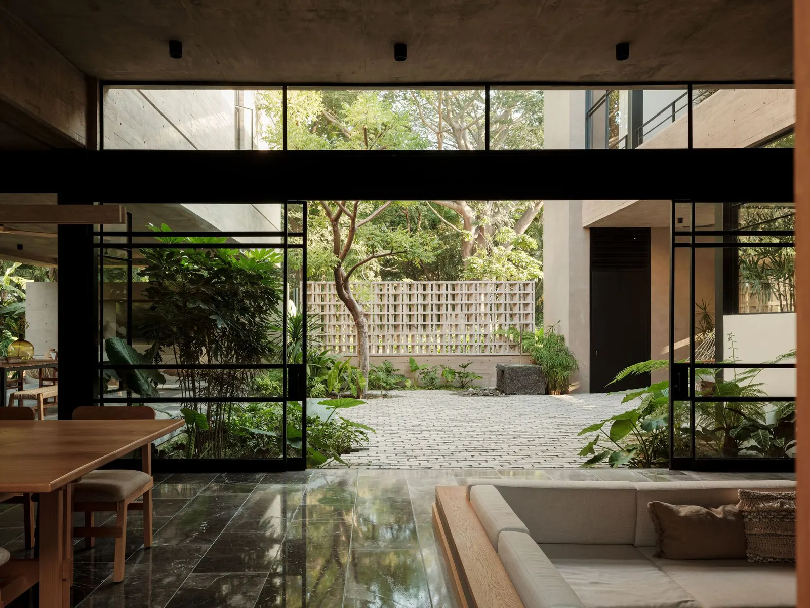 Casa Akina / Di Frenna Arquitectos: сдержанный дом с центральным пустотным ядром в Комале