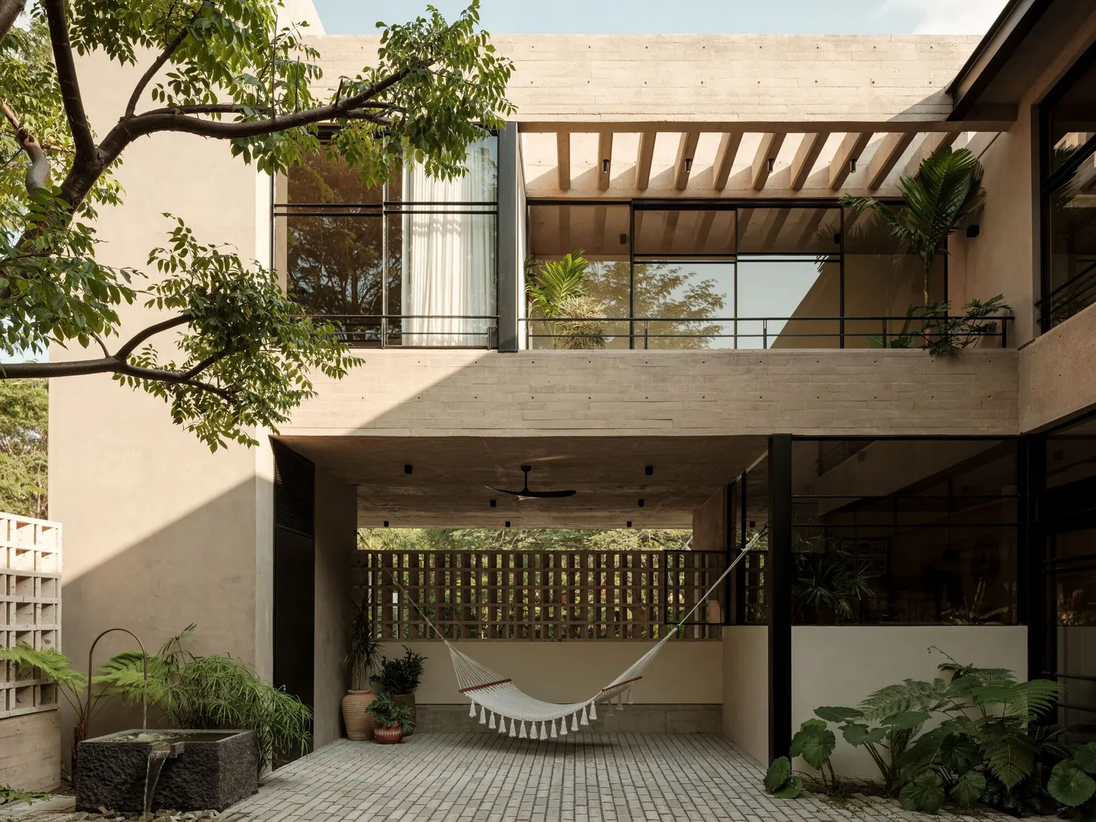 Casa Akina / Di Frenna Arquitectos: сдержанный дом с центральным пустотным ядром в Комале