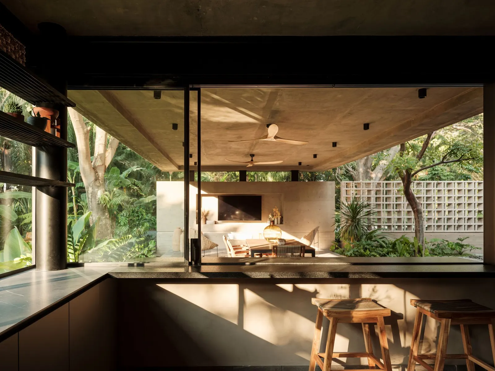Casa Akina / Di Frenna Arquitectos: сдержанный дом с центральным пустотным ядром в Комале