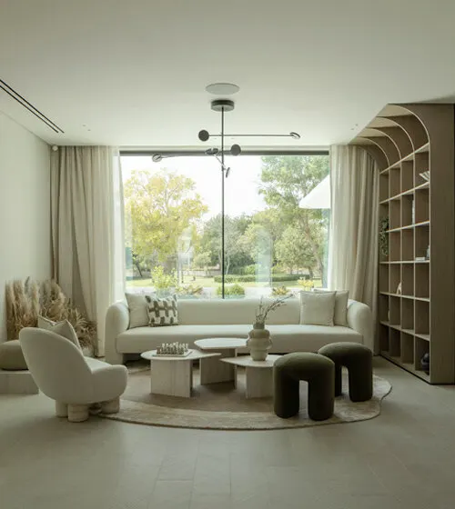 Villa Limni в Дубае: травертин, дерево и сдержанная роскошь в интерьере GroundedDesign