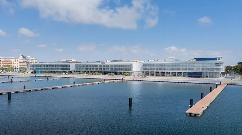 Синяя спиральная лестница становится центром нового корпуса Marina de Empresas в Валенсии