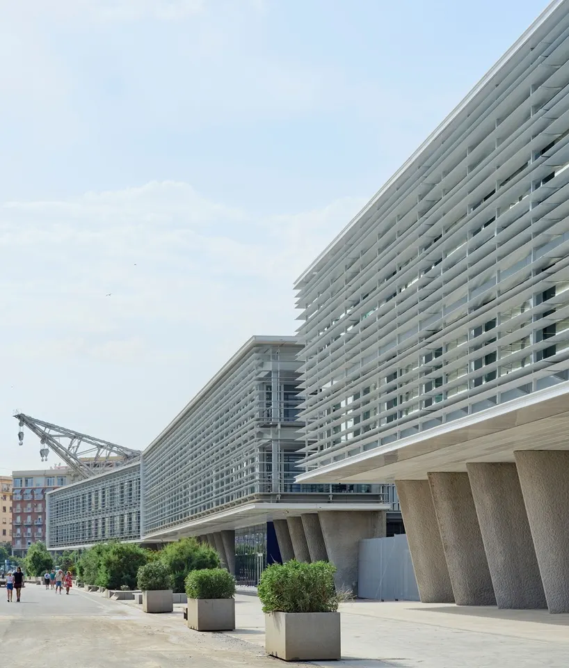 Синяя спиральная лестница становится центром нового корпуса Marina de Empresas в Валенсии