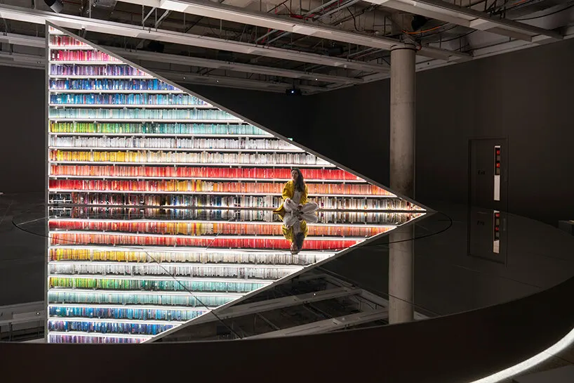 Es Devlin открывает в лондонском Design Museum вращающуюся библиотеку из 2000 книг