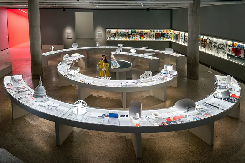 Es Devlin открывает в лондонском Design Museum вращающуюся библиотеку из 2000 книг