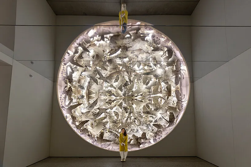 Es Devlin открывает в лондонском Design Museum вращающуюся библиотеку из 2000 книг