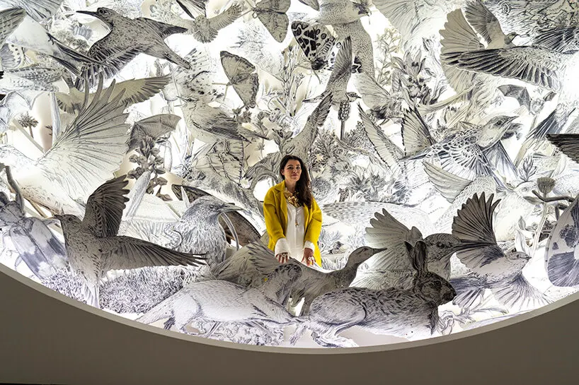 Es Devlin открывает в лондонском Design Museum вращающуюся библиотеку из 2000 книг