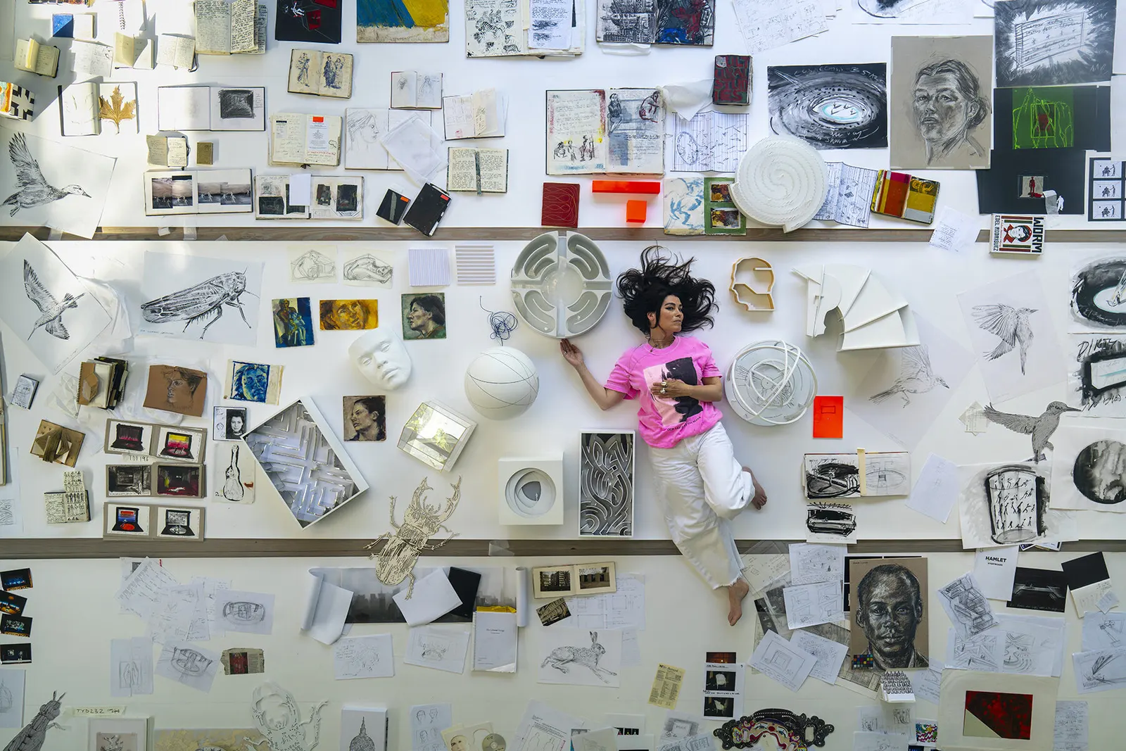 Es Devlin открывает в лондонском Design Museum вращающуюся библиотеку из 2000 книг