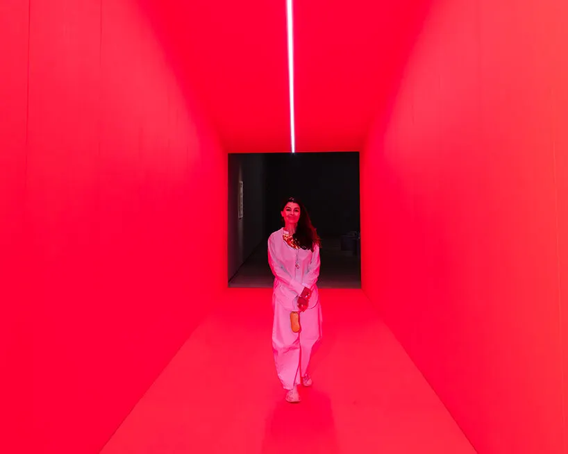 Es Devlin открывает в лондонском Design Museum вращающуюся библиотеку из 2000 книг