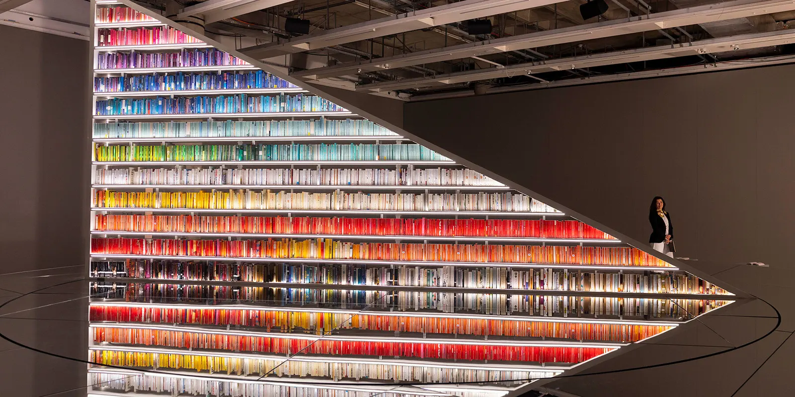 Es Devlin открывает в лондонском Design Museum вращающуюся библиотеку из 2000 книг