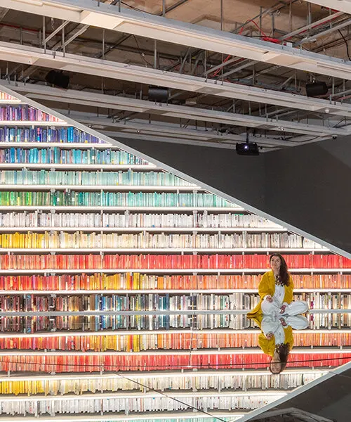 Es Devlin открывает в лондонском Design Museum вращающуюся библиотеку из 2000 книг