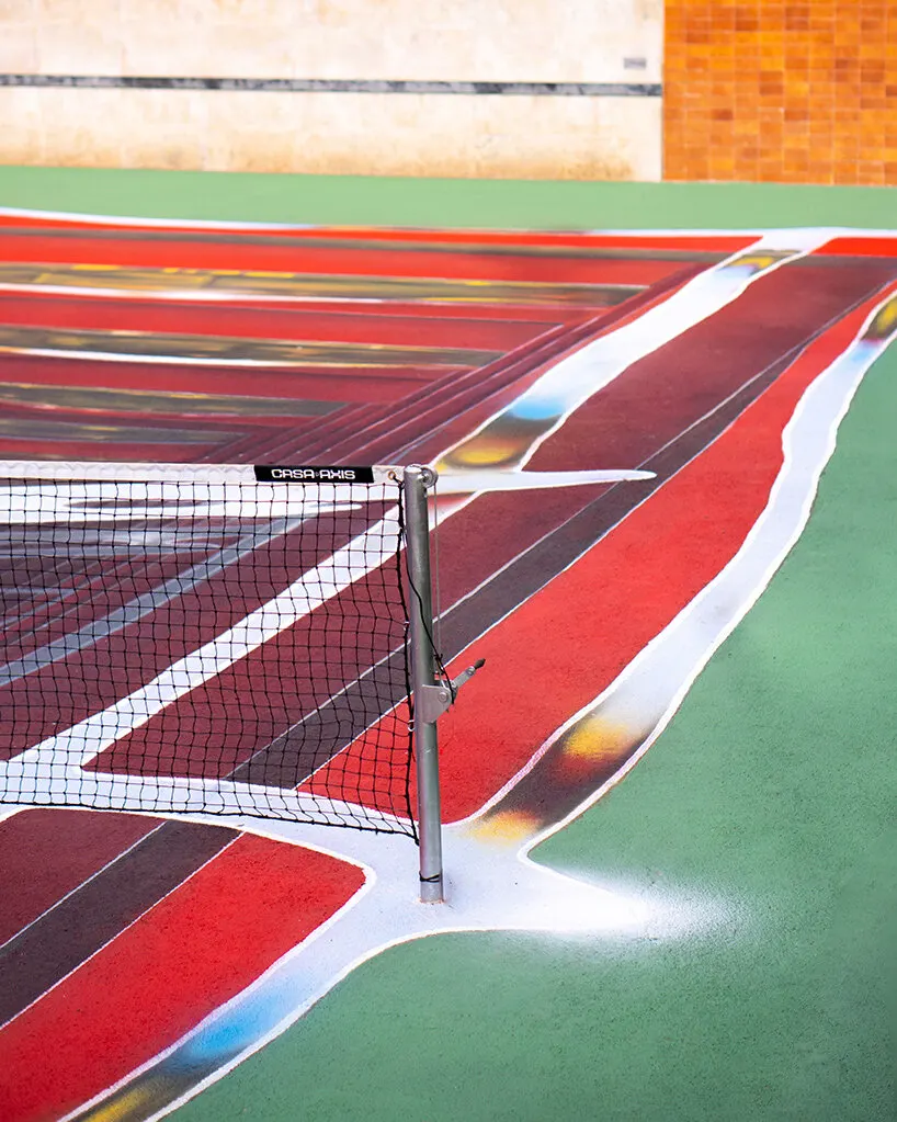 Spok Brillor превращает теннисный корт Casa Axis в оптическую петлю Hard Court 2
