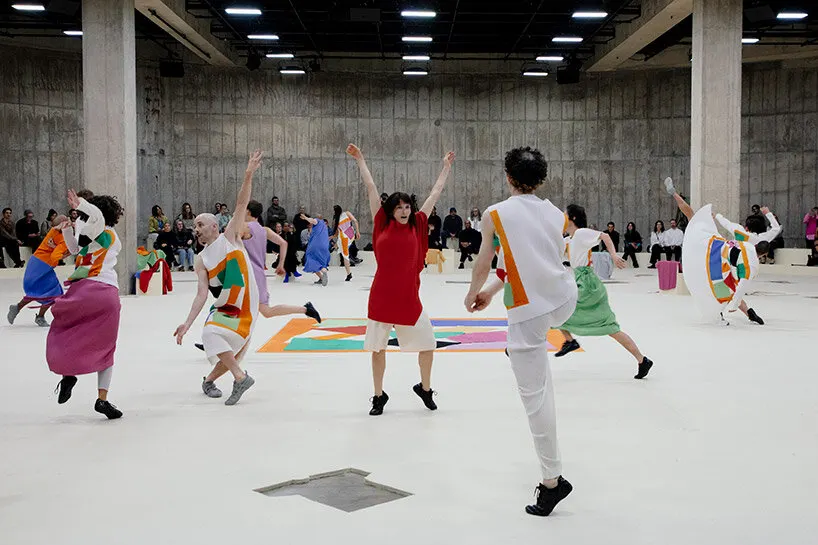 HOMME PLISSÉ ISSEY MIYAKE превратил коллаж Henri Matisse в перформанс в Tate Modern